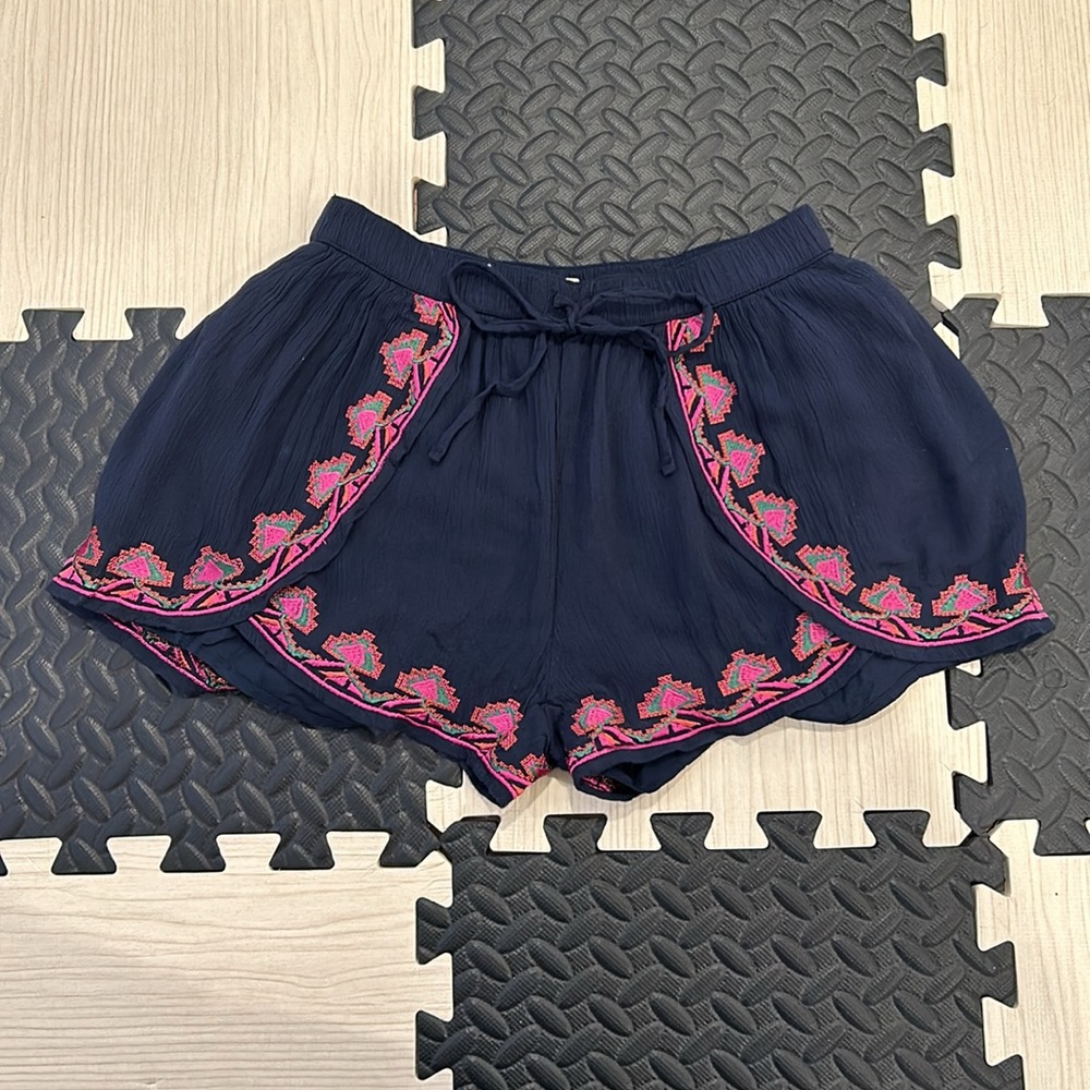 Hollister flowy embroidered short size extra small